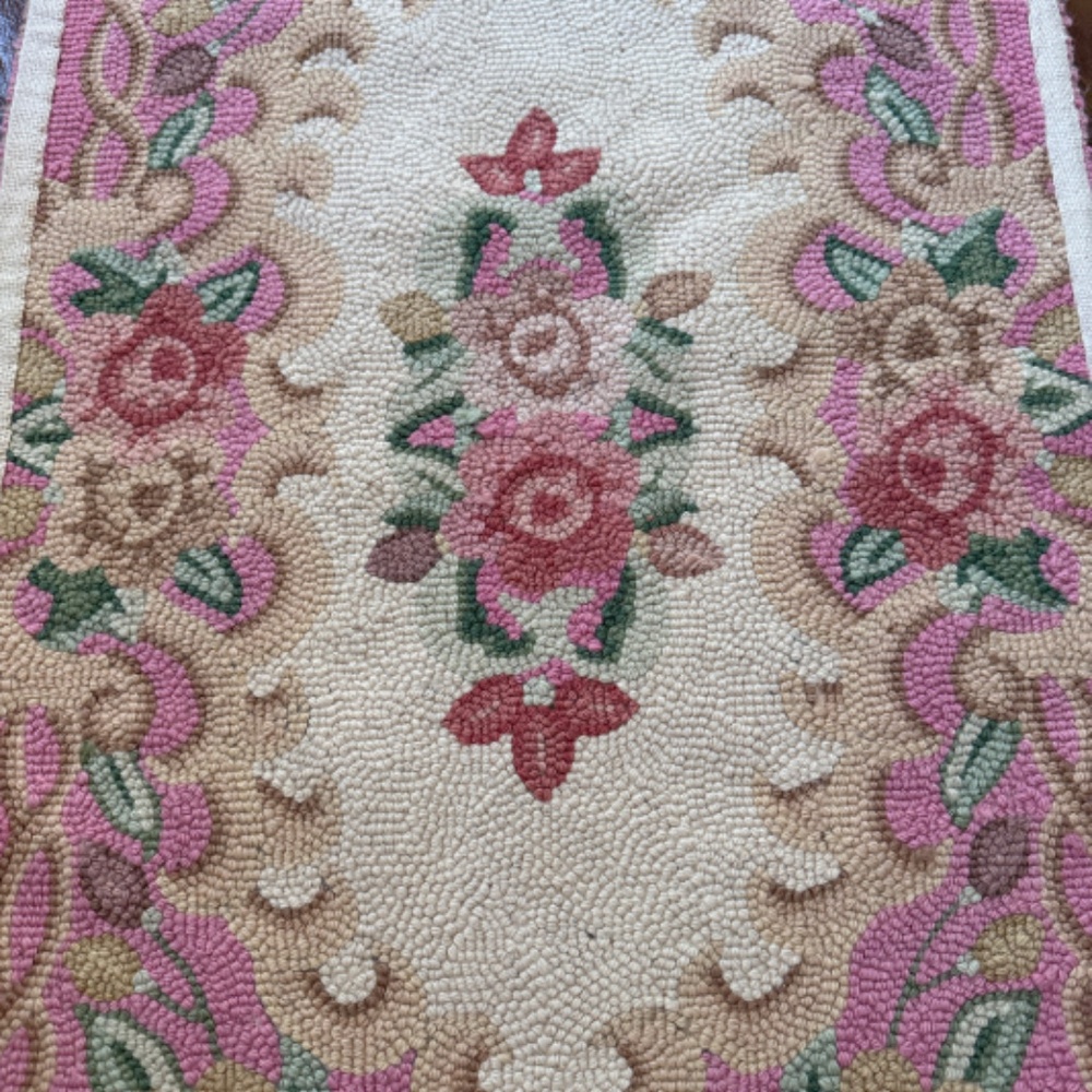 Small Light weight pink hooked rug - Picture 2 of 10